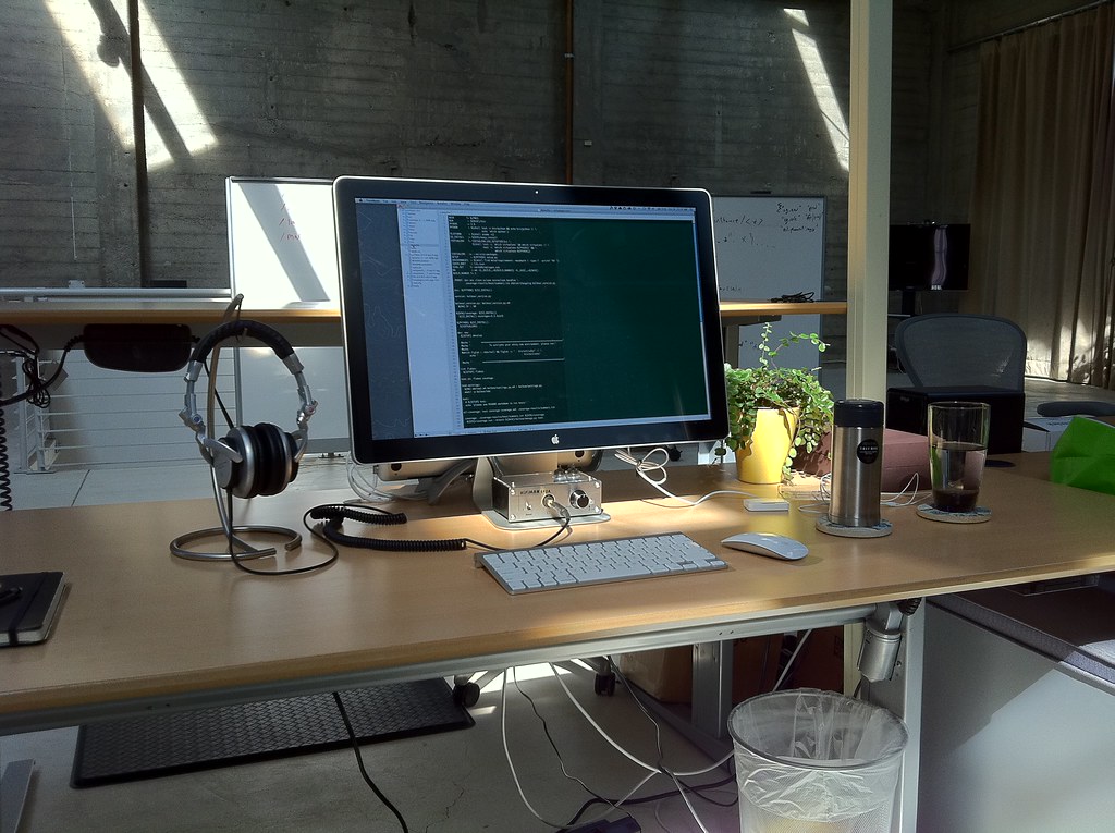 Estação de trabalho com monitor, teclado e periféricos